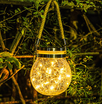 Maak goed gebruik van lampen op zonne-energie om een ​​warme en gezellige sfeer op het balkon te creëren.