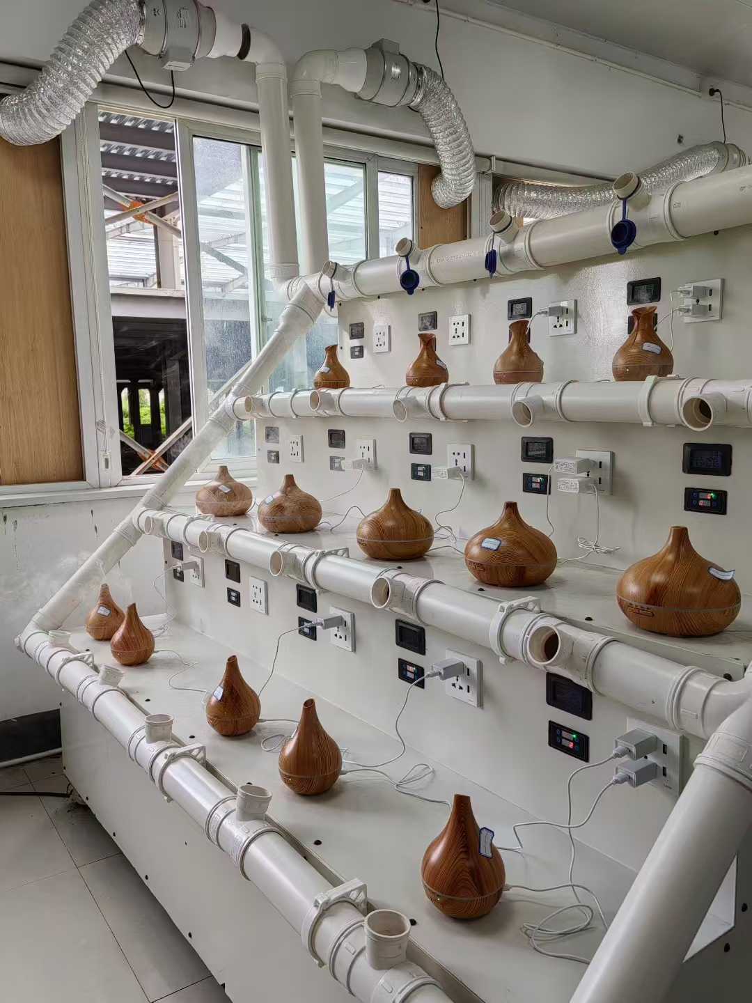 De verouderingstest voor de houten geurverspreider is bezig