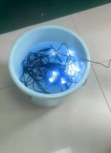 Deklampen ondergaan een waterdichtheidstest ondergedompeld in water