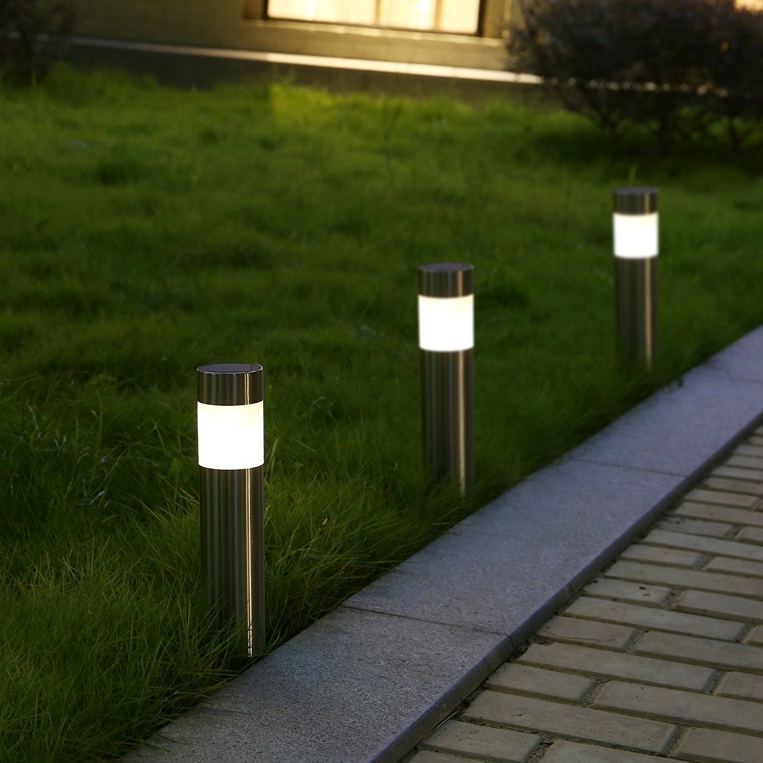 Led-gazonlamp op afstand van de wegkant